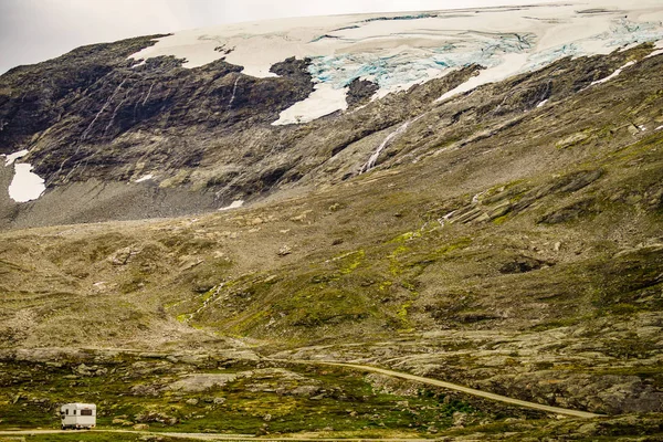 Camper araba Norveç dağlarında — Stok fotoğraf