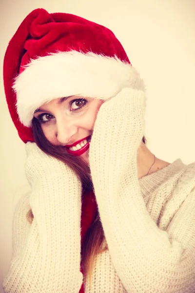 Schönes Mädchen mit Weihnachtsmütze. — Stockfoto
