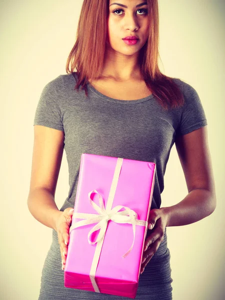 Krásná žena s růžovými dárek. — Stock fotografie