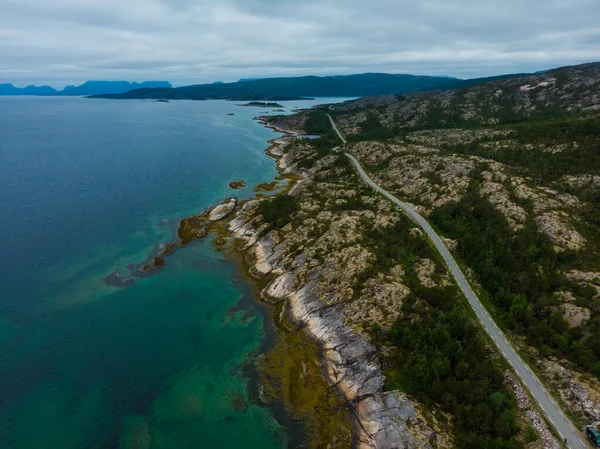 Havadan görünüm. Fiyort boyunca yol, Norveç — Stok fotoğraf