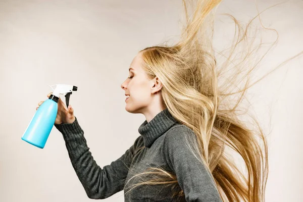 Chica aplicar tratamiento de agua en aerosol en la cara — Foto de Stock