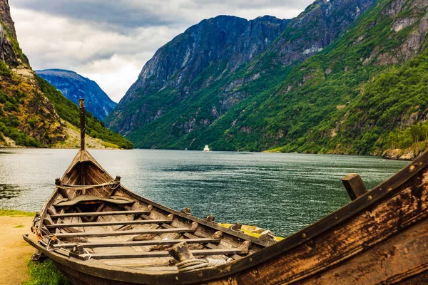 Vecchia barca vichinga sulla riva del fiordo, Norvegia — Foto Stock