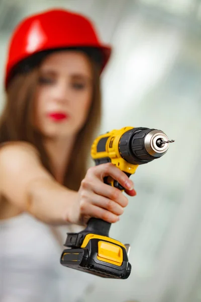 Frau nutzt Powerdrill für die Arbeit zu Hause — Stockfoto