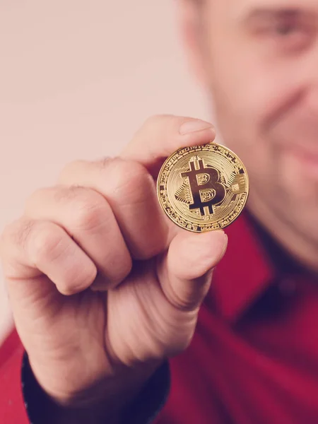 Hombre que tiene moneda bitcoin — Foto de Stock