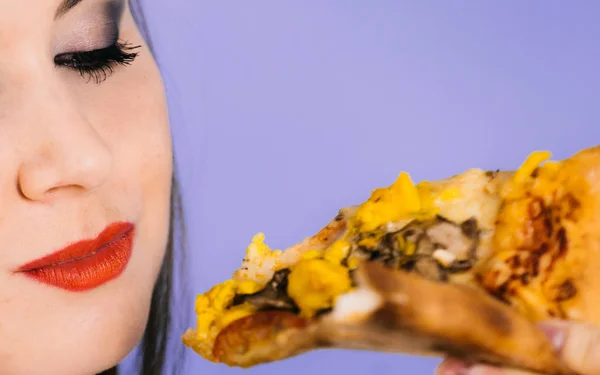 Frau isst heiße Pizza-Scheibe — Stockfoto