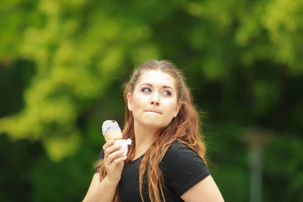 Mujer joven comiendo helado — Foto de Stock