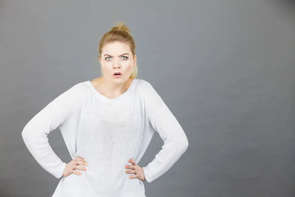 Confused young blonde woman looking suspicious — Stock Photo, Image