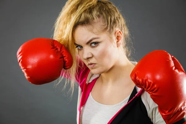 Mujer enojada usando guantes de boxeo — Foto de Stock