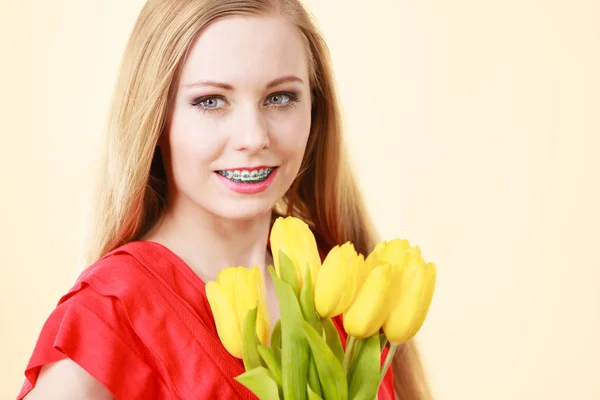Glückliche junge Frau mit Tulpenstrauß — Stockfoto