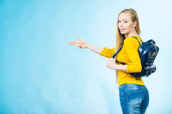 Mujer joven yendo a la escuela — Foto de Stock