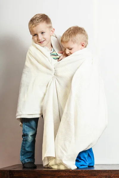 Små pojkar ha kul tillsammans täckt med filt. — Stockfoto