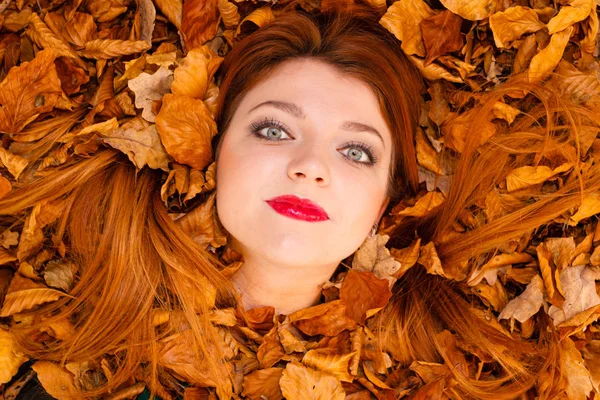 Autumn in the park, and lady in the leaves. — Stockfoto