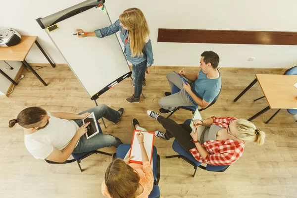 Groep mensen studenten werken samen — Stockfoto