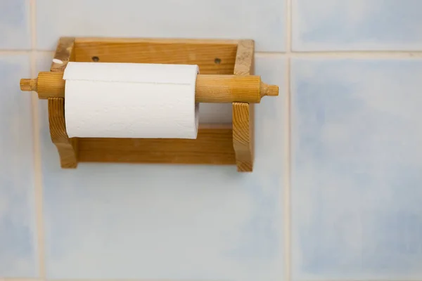 Contenedor de papel higiénico de madera en baño — Foto de Stock