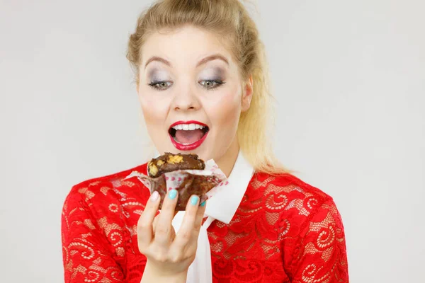 Mulher atraente segura bolo na mão — Fotografia de Stock