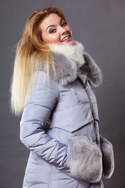 Mujer vistiendo abrigo de invierno peludo cálido — Foto de Stock