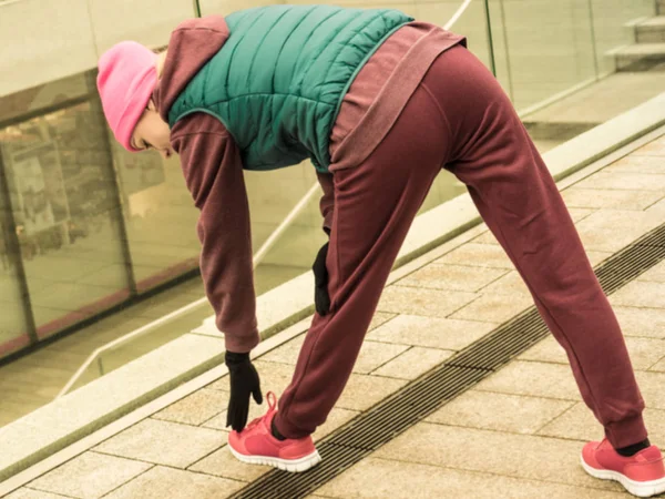 Sporty girl stretching outdoor on city street. — Stock Photo, Image