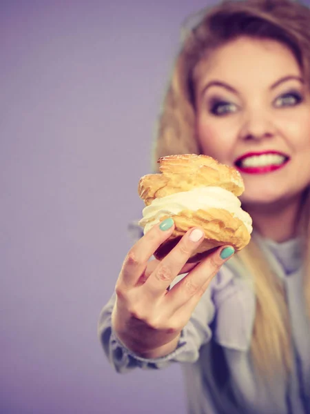 Lustige Frau hält Windbeutel-Kuchen in der Hand — Stockfoto