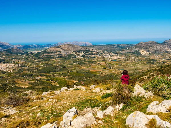 Donna scattare foto in montagna — Foto Stock