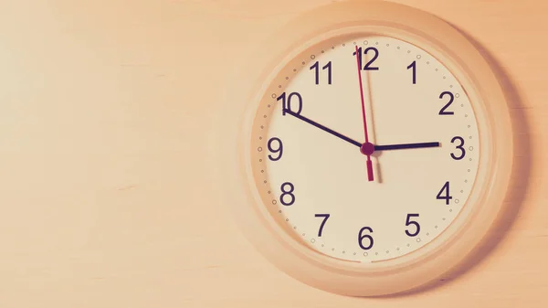 Zegar tyka Wyświetlono trzy godziny — Zdjęcie stockowe