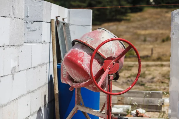 Máquina misturadora de concreto no canteiro de obras — Fotografia de Stock