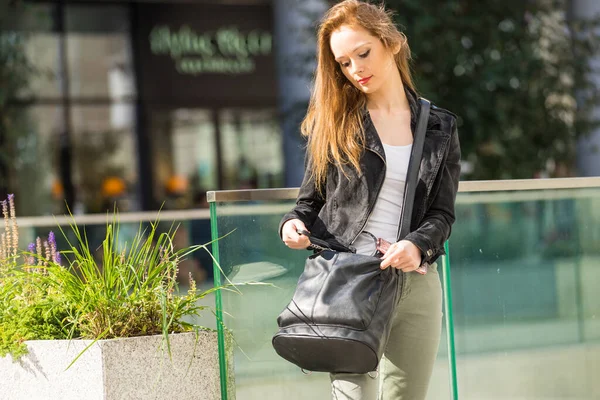 Casual girl with handbag on city street — Stock Photo, Image