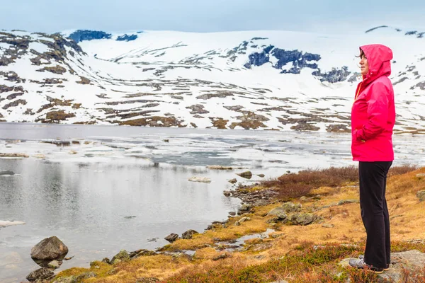 Touristin steht am Djupvatnet-See, Norwegen — Stockfoto