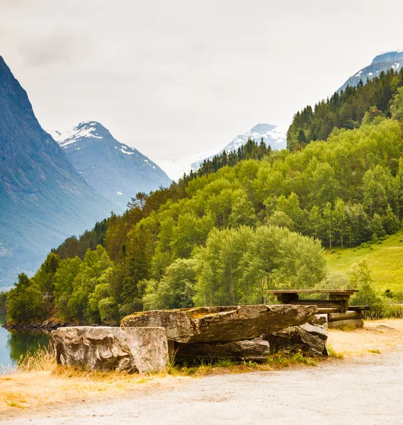 Camping met picknicktafel in Noorse bergen — Stockfoto