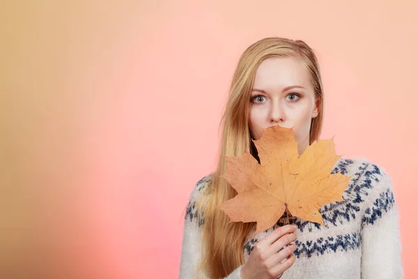 Kvinna med orange höst löv — Stockfoto