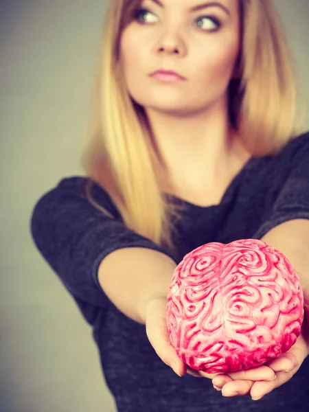 Düşünme ve sahte beyin tutan kadın — Stok fotoğraf