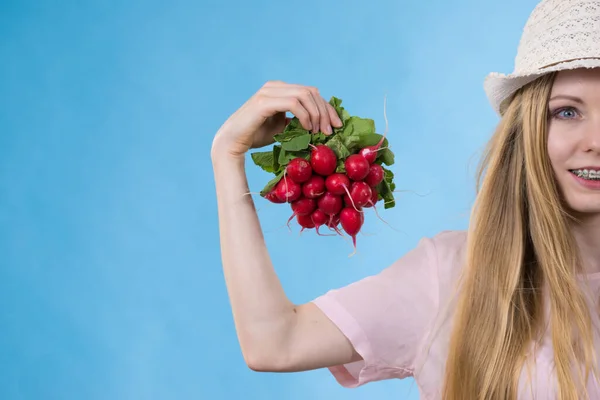 Jovem mulher segurando rabanete — Fotografia de Stock