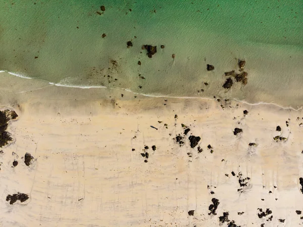 Widok z lotu ptaka. Morze woda i piaszczyste wybrzeża — Zdjęcie stockowe