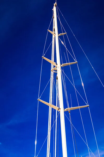 Detailed closeup of mast rigging top on sail boat — Stock Photo, Image