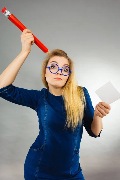 La donna confusa tiene in mano la grande carta da lettera a matita — Foto Stock