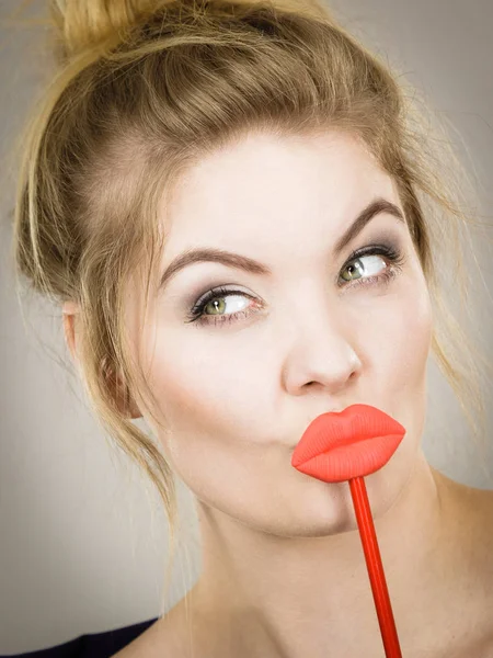 Mujer divertida sosteniendo grandes labios rojos en palo —  Fotos de Stock