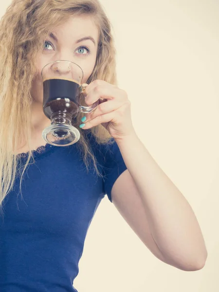 Positieve vrouw haar's ochtends koffie drinken — Stockfoto