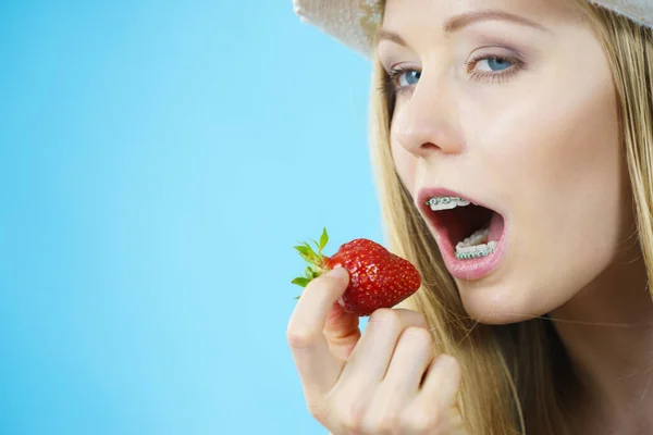 新鮮なイチゴを持つ若い女性 — ストック写真