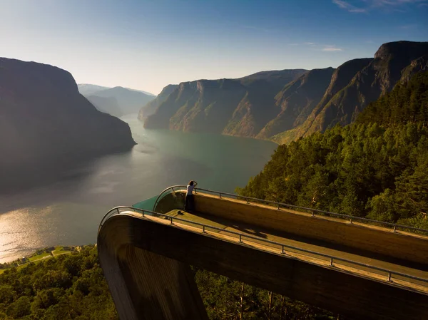 挪威斯蒂加斯坦景观上的游客欣赏峡湾的景色 — 图库照片