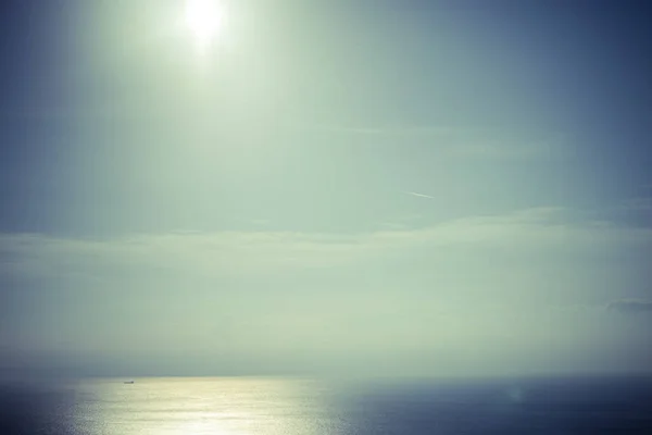 Agua de mar y cielo con sol — Foto de Stock