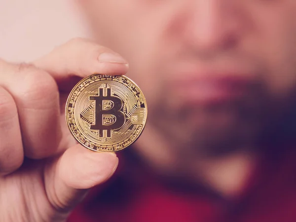 Hombre que tiene moneda bitcoin — Foto de Stock