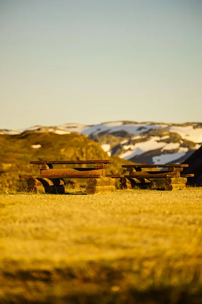 Camping avec table de pique-nique dans les montagnes nordiques — Photo