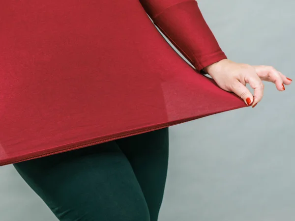 Mulher mais tamanho em túnica vermelha — Fotografia de Stock