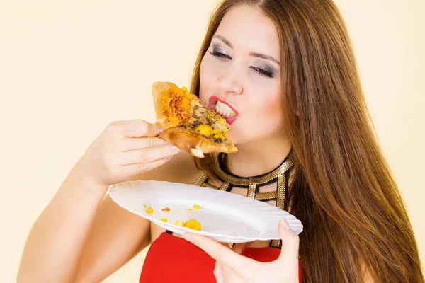 Vrouw eten hete pizza slice — Stockfoto