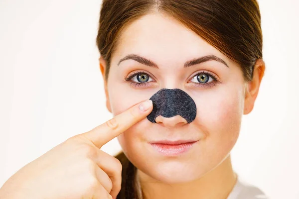 Mulher aplicando tiras de poros no nariz — Fotografia de Stock