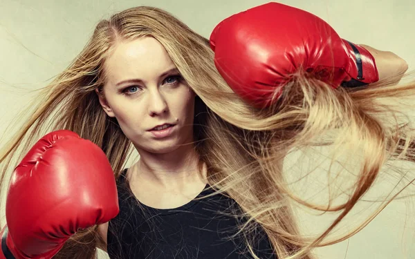 Flicka i röda handskar spelar sport boxning — Stockfoto