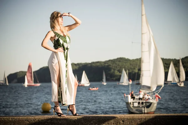Frau im sommerlichen langen Kleid gegen das Meer — Stockfoto