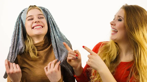 Twee vrouwen die met kleren spelen — Stockfoto