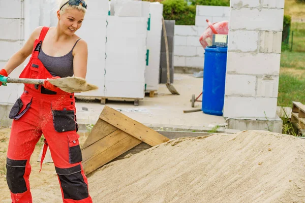 Mujer usando pala en sitio de constricción —  Fotos de Stock