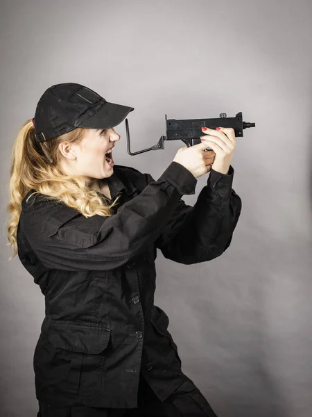 Kobieta trzyma pistolet w rękach. — Zdjęcie stockowe