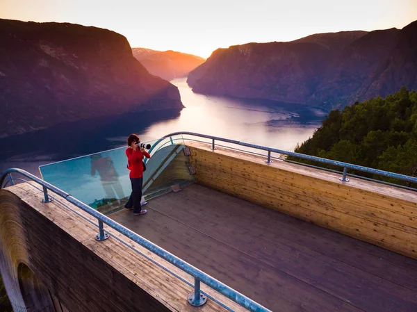 Tourist enjoying fjord view on Stegastein viewpoint Norway — Stock Photo, Image